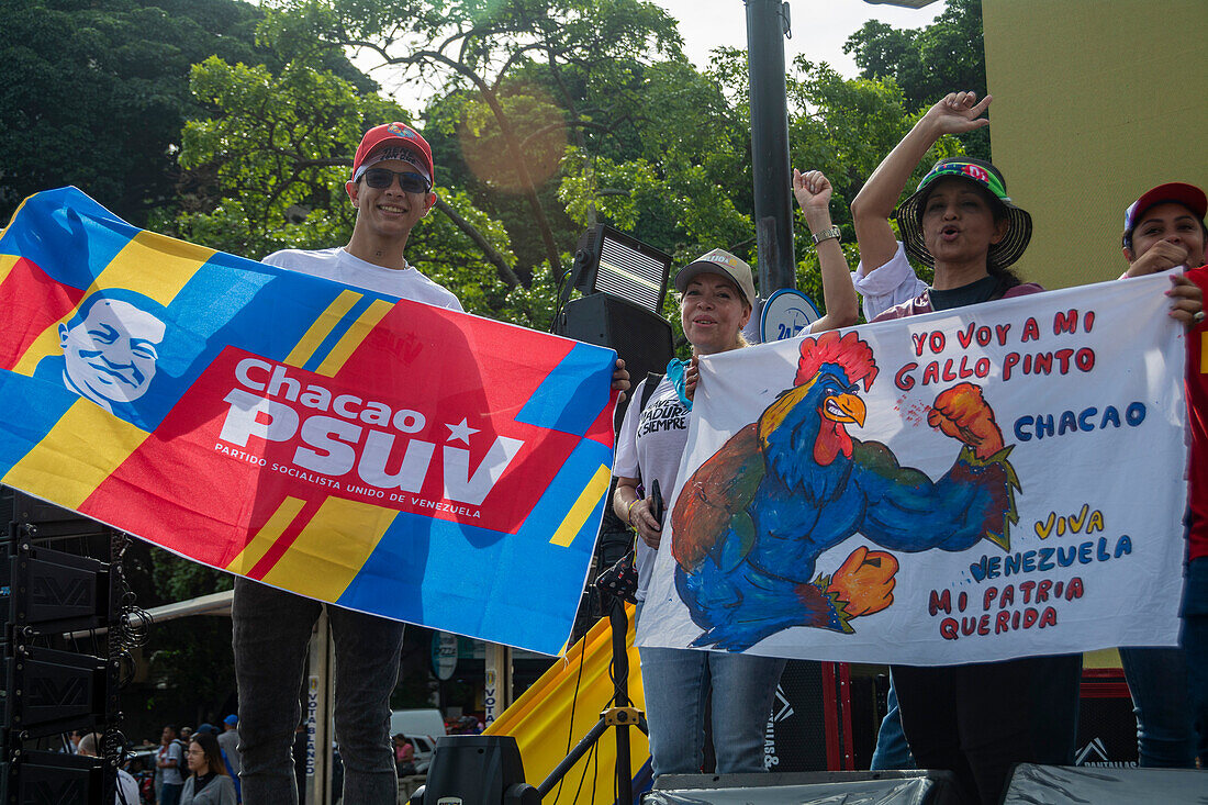 Abschluss des Wahlkampfes in Venezuela. Anhänger von Präsident Nicolas Maduro gehen am letzten Tag des Wahlkampfs durch die Stadt Caracas. Die Präsidentschaftswahlen finden am Sonntag, dem 28. Juli, statt.