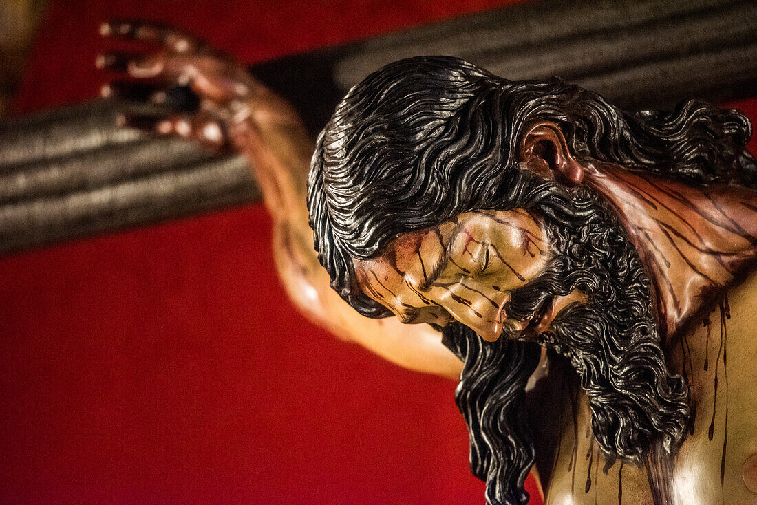 Nahaufnahme der Skulptur Cristo de la Vera Cruz von Francisco Buiza in Pilas, Sevilla, Spanien. Einfangen der Details und der Emotionen der Statue.