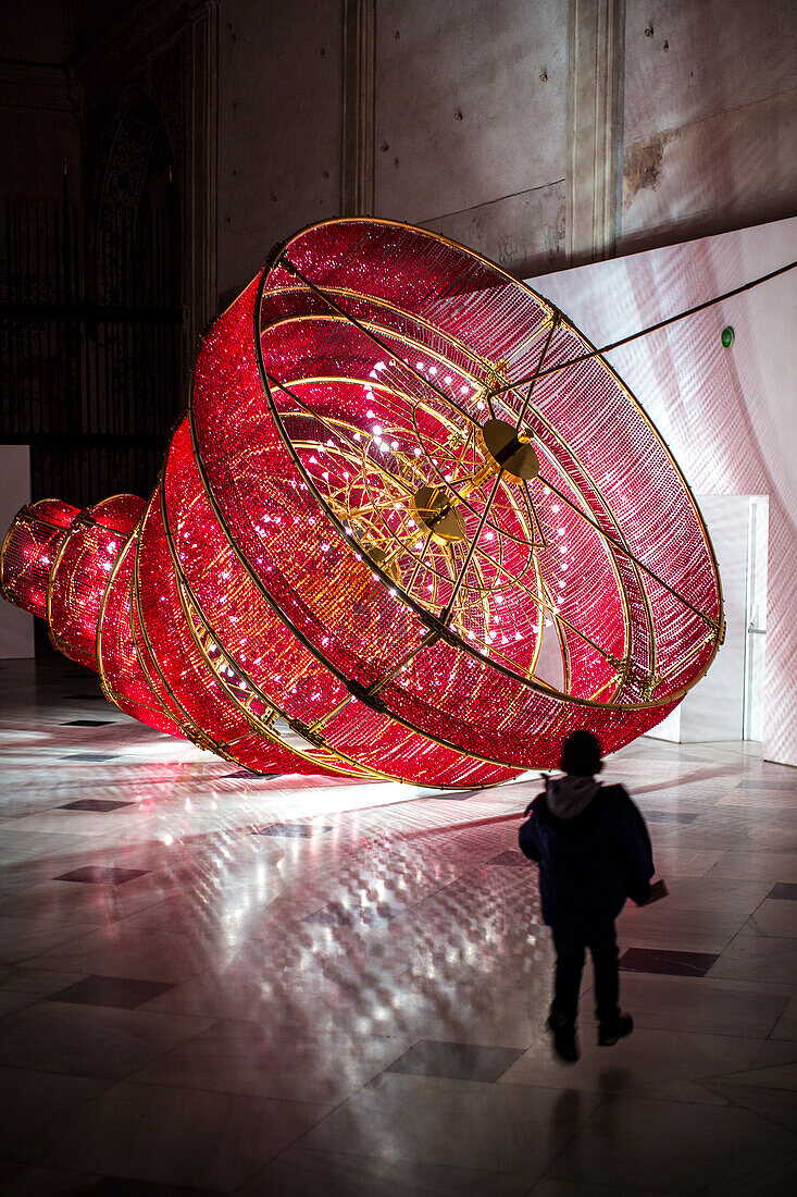 Descending Light (2007), Kunstinstallation von Ai Weiwei im Centro de Arte Contemporáneo de Andalucía, mit einem Kind, das die Ausstellung im Monasterio de la Cartuja, Sevilla, beobachtet.