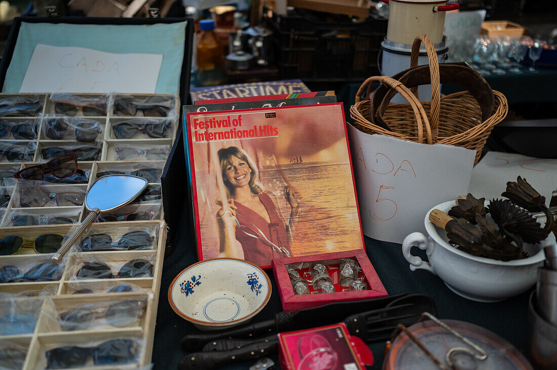 Vinyl-Schallplatten zum Verkauf auf einem Straßen- und Flohmarkt in Aveiro, Portugal