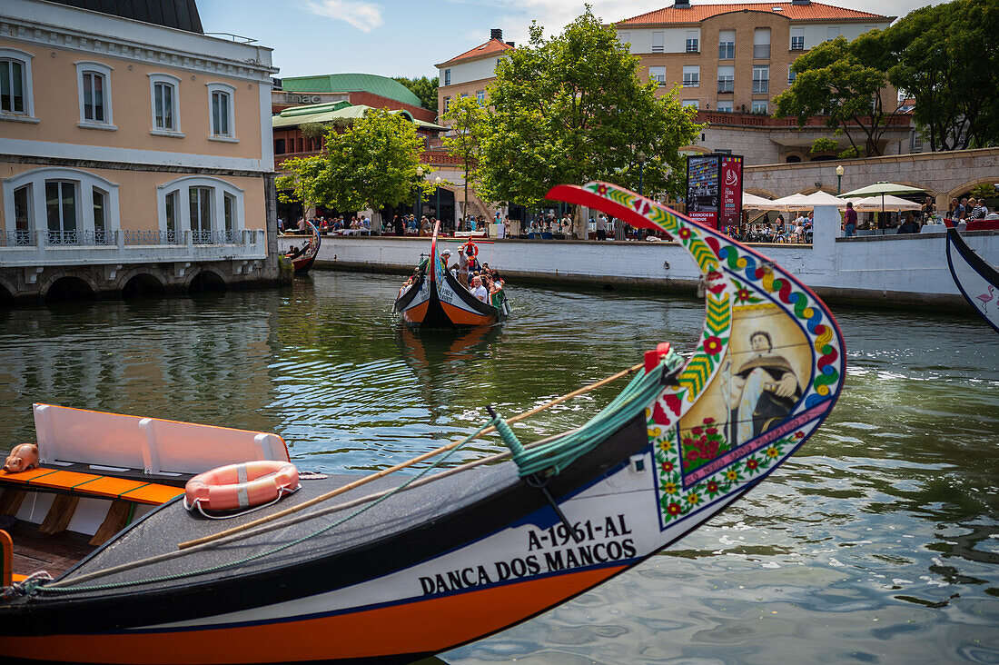 Bootsfahrt durch die Kanäle in einem farbenfrohen, traditionellen Moliceiro-Boot, Aveiro, Portugal