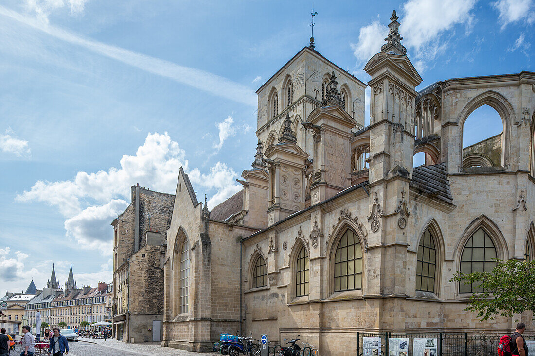 Ein schöner Blick auf die Kirche Saint Sauveur in Caen, Normandie, Frankreich. Die historische gotische Architektur der Kirche hebt sich vom hellen Himmel ab.