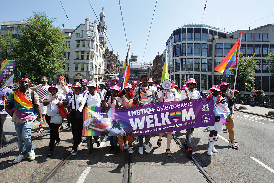 LGBTQ+ Aktivisten und Unterstützer nehmen am 20. Juli 2024 in Amsterdam, Niederlande, am Pride Walk teil. Die LGBTQ+-Gemeinschaft und ihre Unterstützer protestieren, um auf die Tatsache aufmerksam zu machen, dass LGBTQ+-Menschen weltweit diskriminiert und manchmal sogar verhaftet und strafrechtlich verfolgt werden. Nur weil sie so sind, wie sie sind.