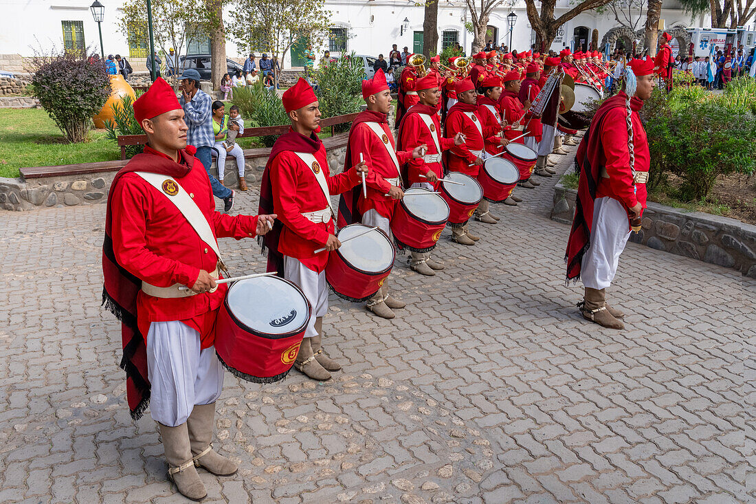 Die Band der Infernales de Guemes, 5. Gebirgsjägerregiment, spielt auf einem Fest in Cachi, Argentinien. Die Uniformen sind denen nachempfunden, die die ursprüngliche Gaucho-Miliz von General Guemes im Jahr 1815 trug.