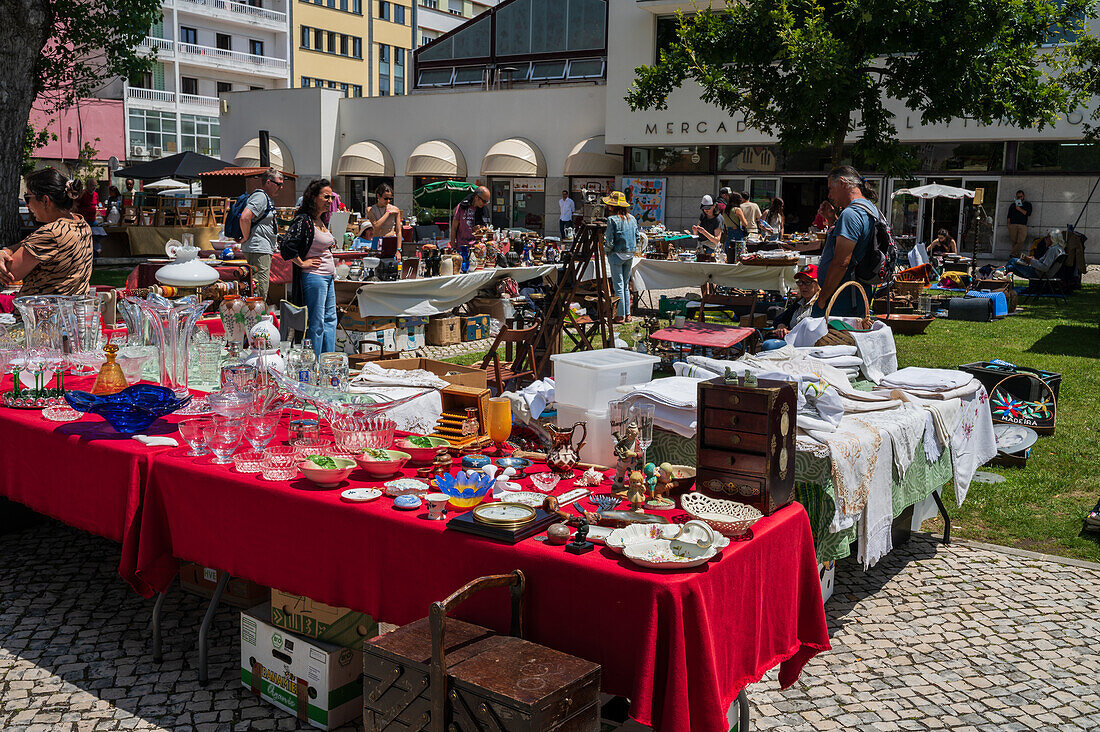 Straße und Flohmarkt in Aveiro, Portugal