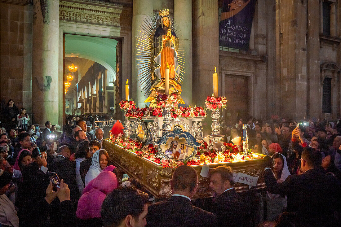 Dia de la Virgen de Guadalupe (Fest der Jungfrau von Guadalupe) und Parade in Guatemala-Stadt.