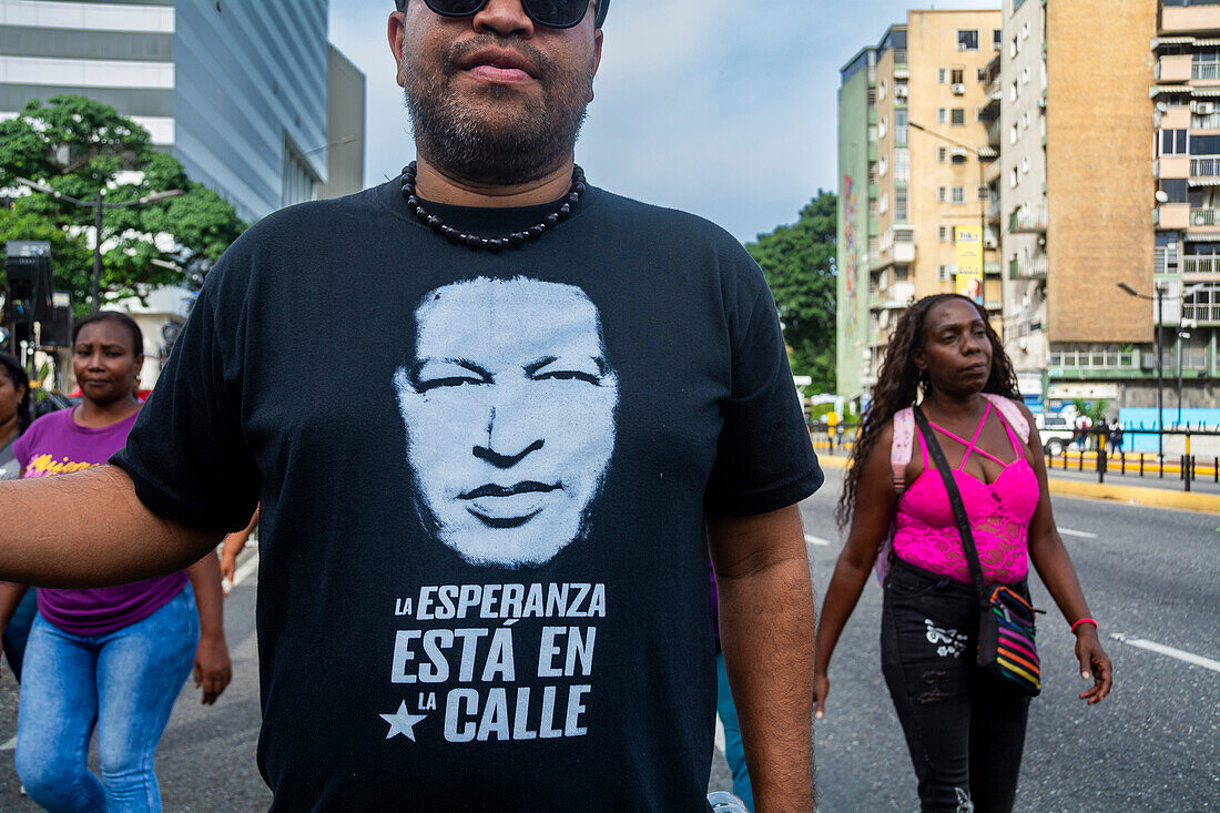 Abschluss des Wahlkampfes in Venezuela. Anhänger von Präsident Nicolas Maduro laufen am letzten Tag des Wahlkampfs durch die Stadt Caracas. Die Präsidentschaftswahlen finden am Sonntag, den 28. Juli statt.