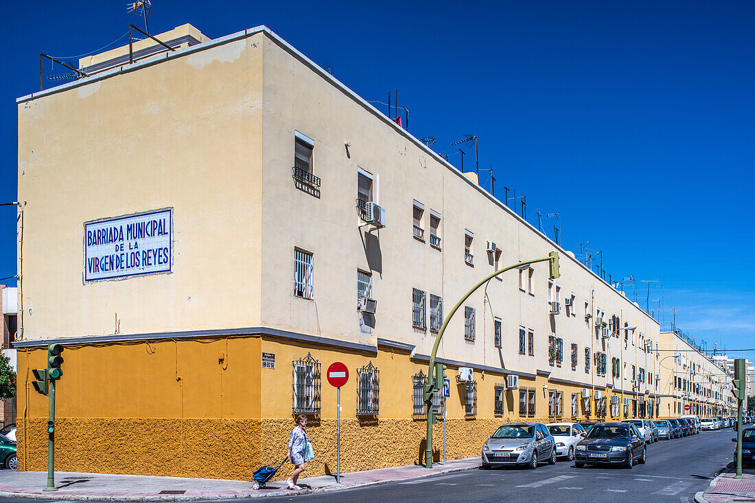 Gebäude des sozialen Wohnungsbaus aus den 1960er Jahren im Stadtteil Barzola in Sevilla, Andalusien, Spanien. Das Bild zeigt ihre architektonische Gestaltung und die städtische Umgebung.