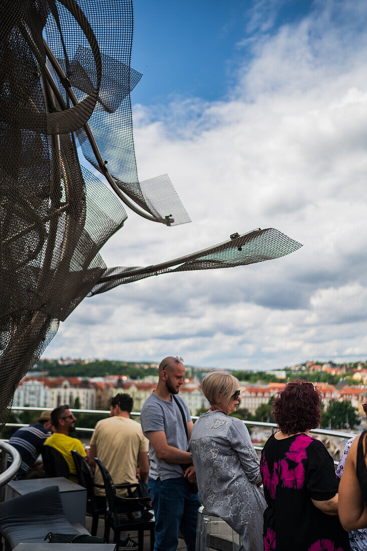 Rooftop-Bar mit Aussicht im The Dancing House oder Ginger and Fred (Tancící dum), so lautet der Spitzname des Nationale-Nederlanden-Gebäudes auf dem Rašínovo nábreží in Prag, Tschechische Republik.