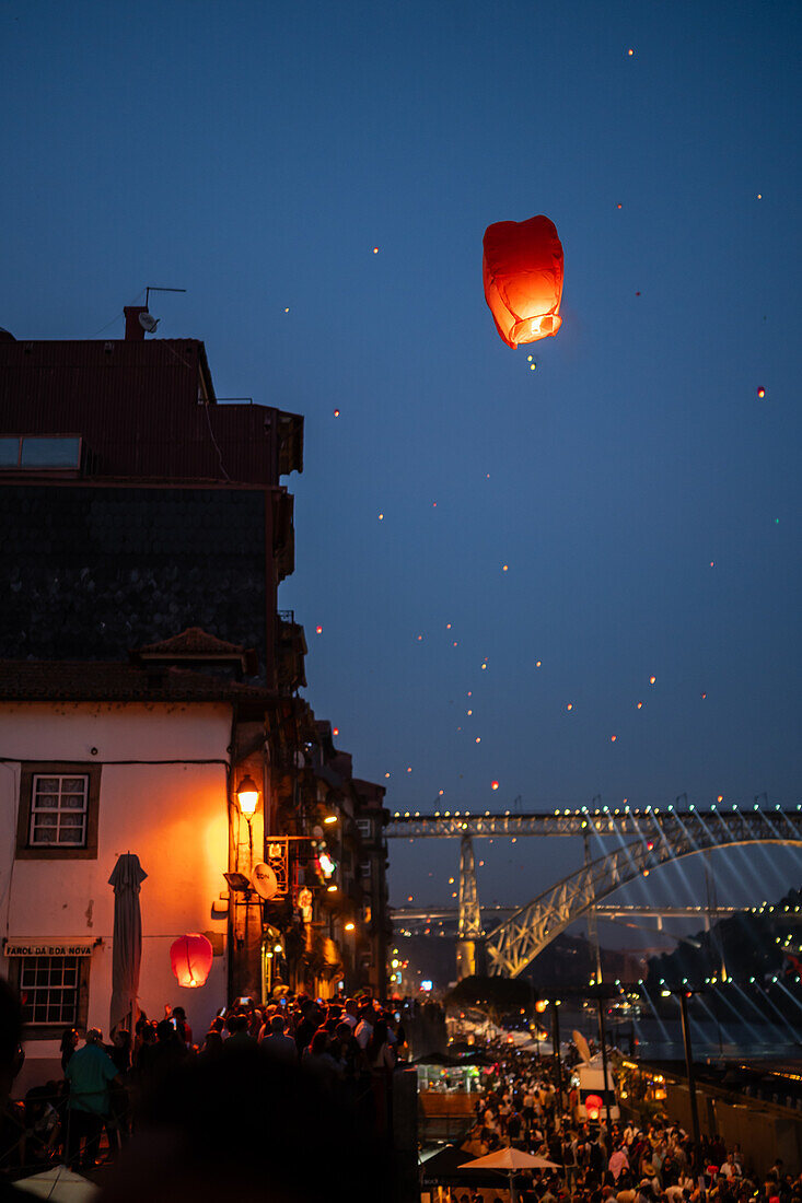 Heißluftballons starten über der Brücke Luis I und dem Fluss Douro während des Johannisfestes (Festa de Sao Joao do Porto) in der Nacht zum 23. Juni (Johannisnacht) in der Stadt Porto, Portugal