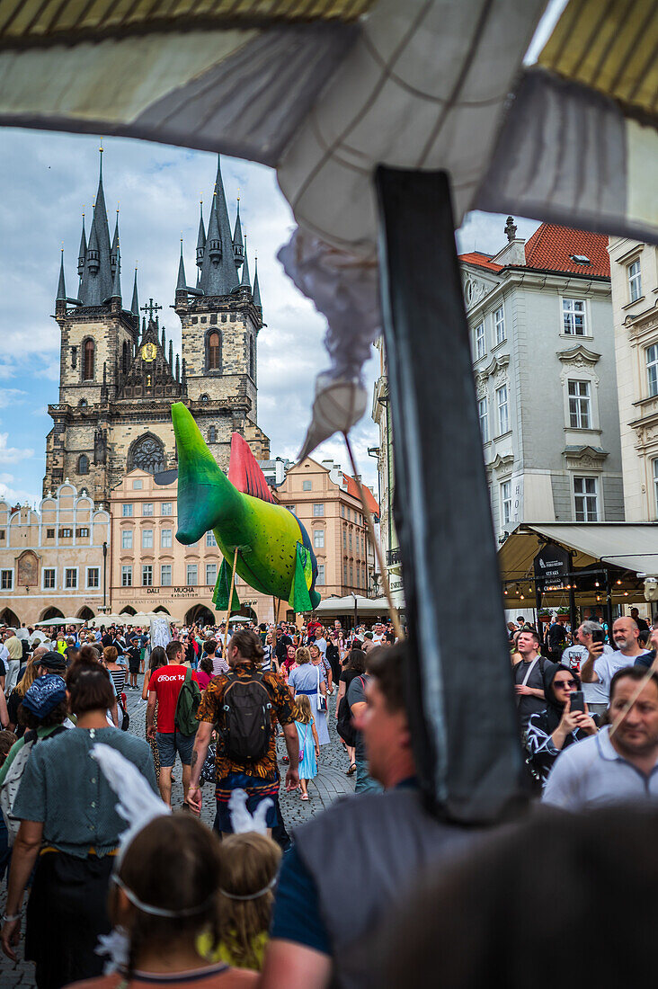 Puppenkorso vom Marienplatz zum Altstädter Ring während des Prager Straßentheaterfestivals Hinter der Tür, Prag, Tschechische Republik