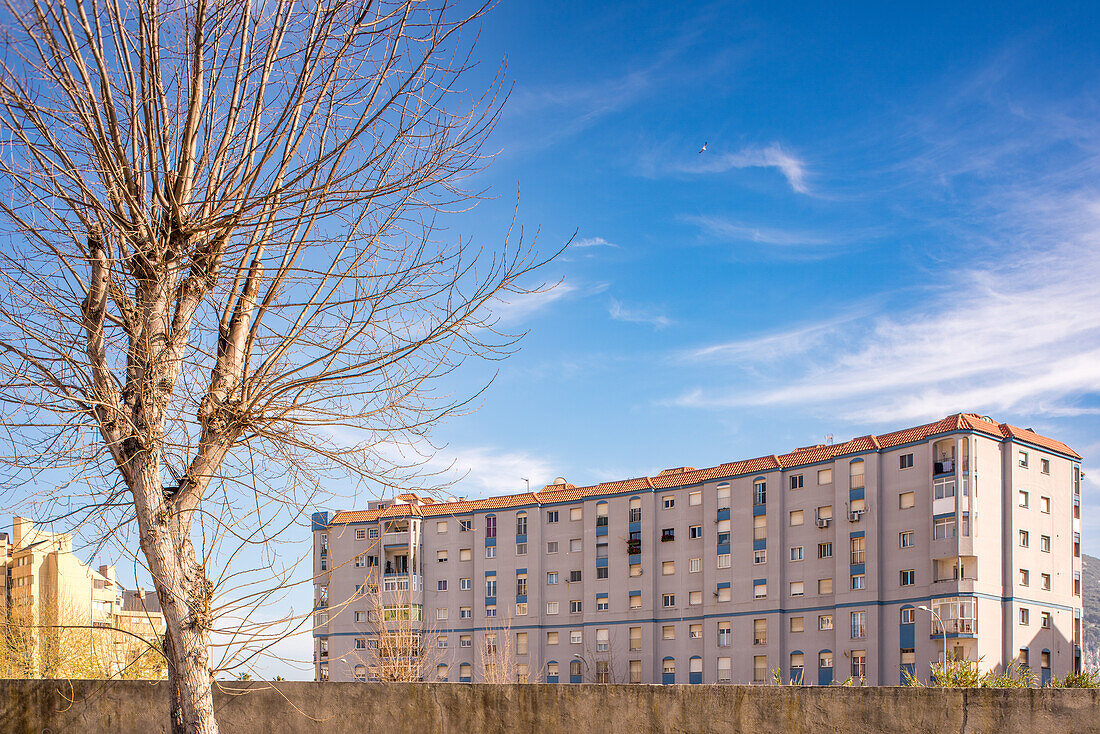 Hohe Wohnhäuser in La Linea de la Concepcion, Provinz Cádiz, Andalusien, Spanien, unter einem klaren blauen Himmel.