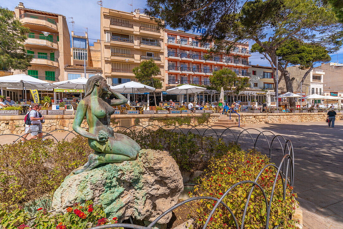 Blick auf Sirena die Meerjungfrau und Cafés in der Carrer d'En Bordils, Porto Cristo, Mallorca, Balearen, Spanien, Mittelmeer, Europa