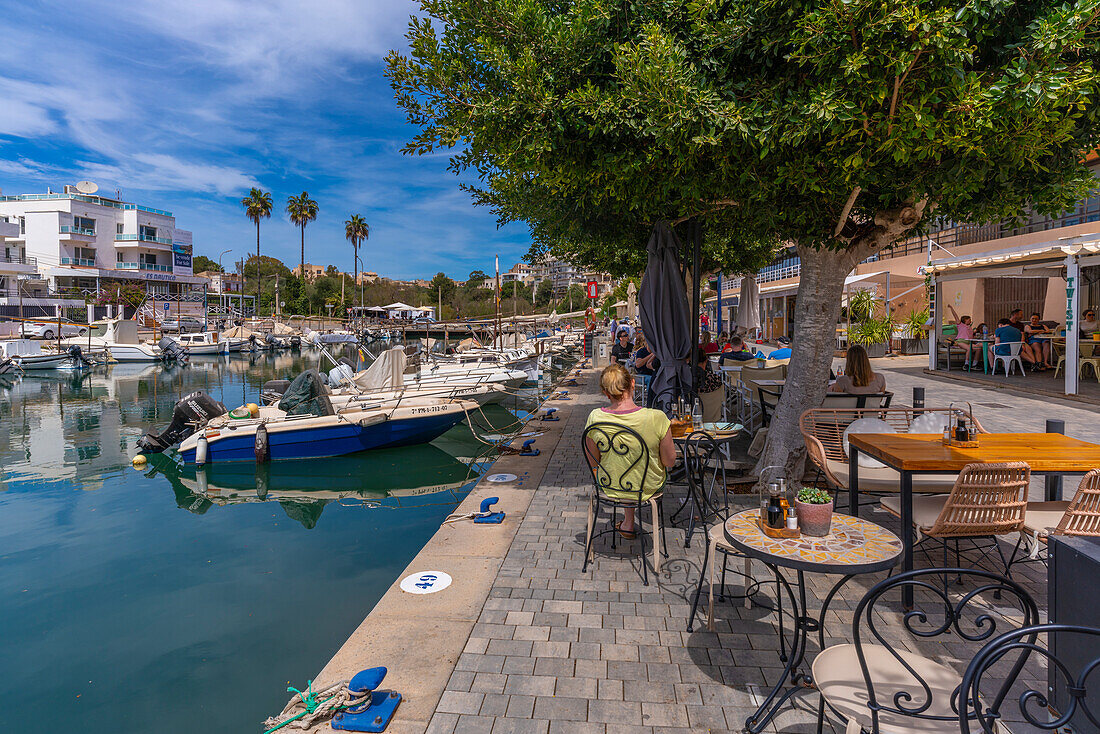 Blick auf Restaurants und Boote in Port Manacor, Porto Cristo, Mallorca, Balearen, Spanien, Mittelmeer, Europa