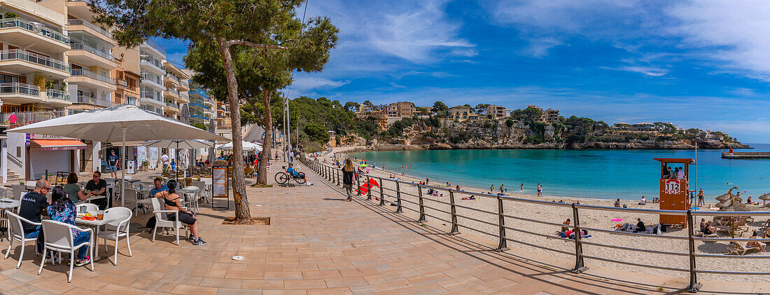 Blick auf Cafés und Platja de Portocristo Strand, Porto Cristo, Mallorca, Balearen, Spanien, Mittelmeer, Europa