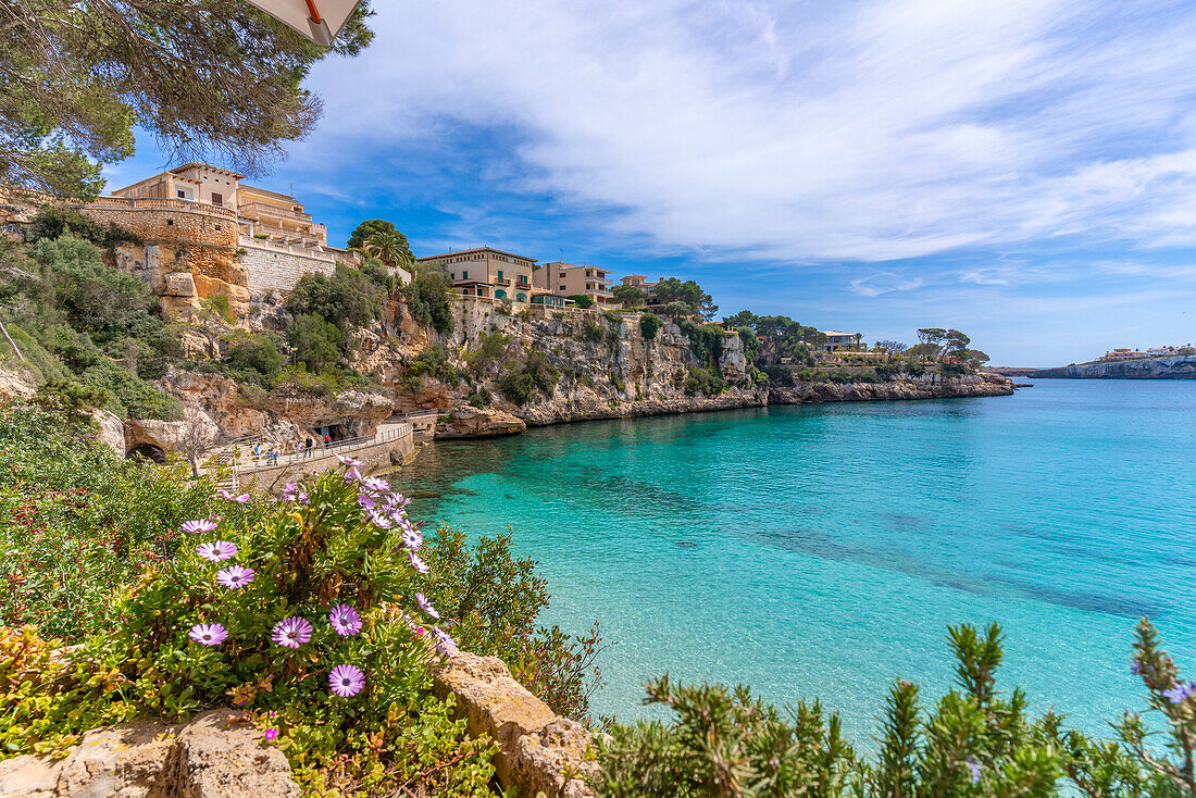 Blick auf die Landzunge vom Restaurant im Parc de Portocristo, Porto Cristo, Mallorca, Balearen, Spanien, Mittelmeer, Europa