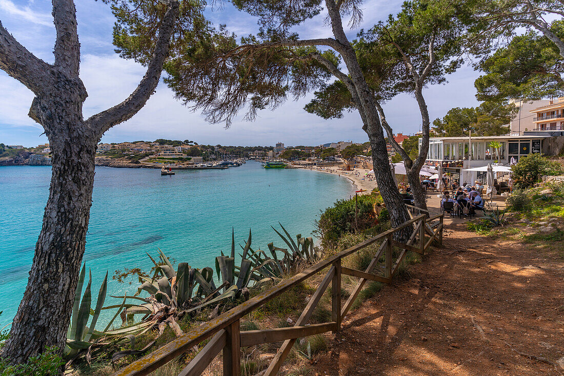 Blick auf das Restaurant am Wasser im Parc de Portocristo, Porto Cristo, Mallorca, Balearen, Spanien, Mittelmeer, Europa