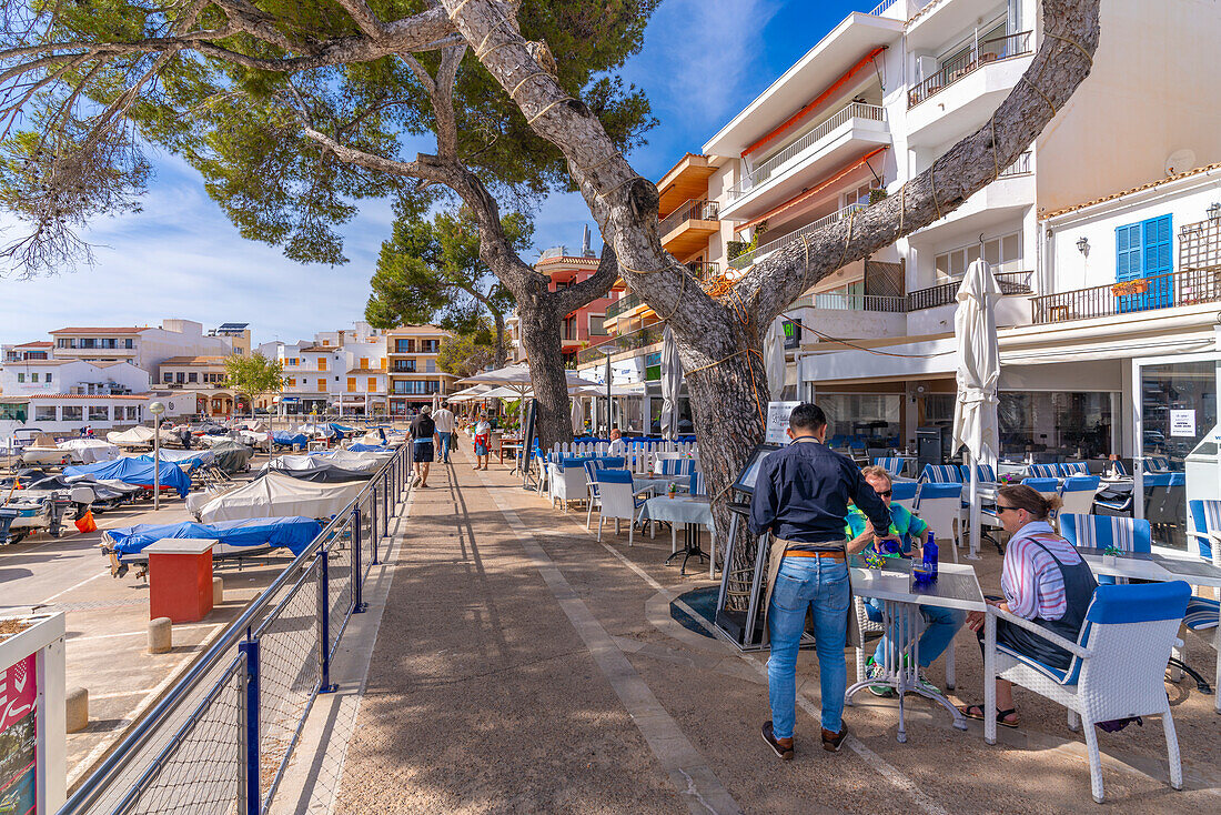 Blick auf Restaurants im Hafen von Cala Rajada, Mallorca, Balearen, Spanien, Mittelmeer, Europa