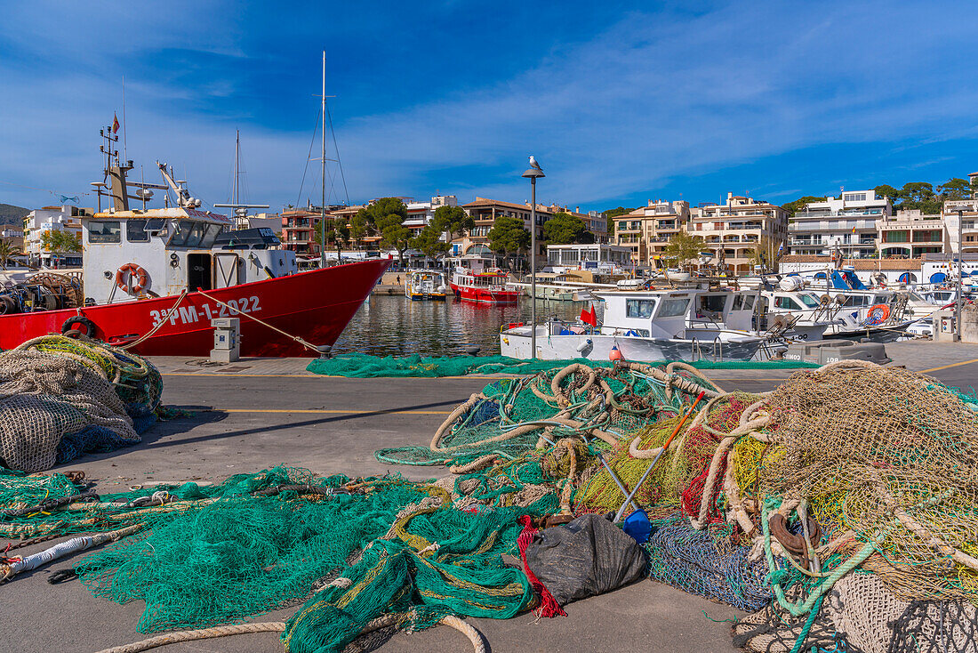 Blick auf Fischernetze und Boote im Hafen von Cala Rajada, Mallorca, Balearen, Spanien, Mittelmeer, Europa