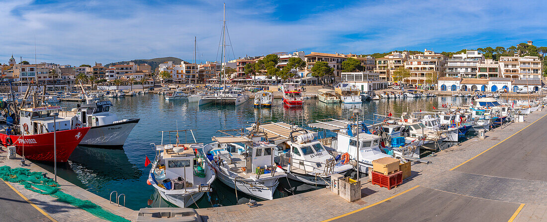 Blick auf Boote im Hafen von Cala Rajada, Mallorca, Balearen, Spanien, Mittelmeer, Europa