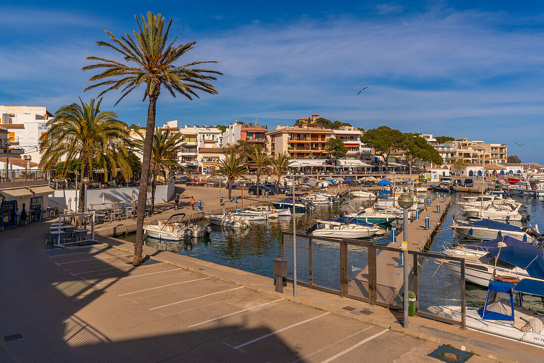 Blick auf Restaurants im Hafen von Cala Rajada, Mallorca, Balearen, Spanien, Mittelmeer, Europa