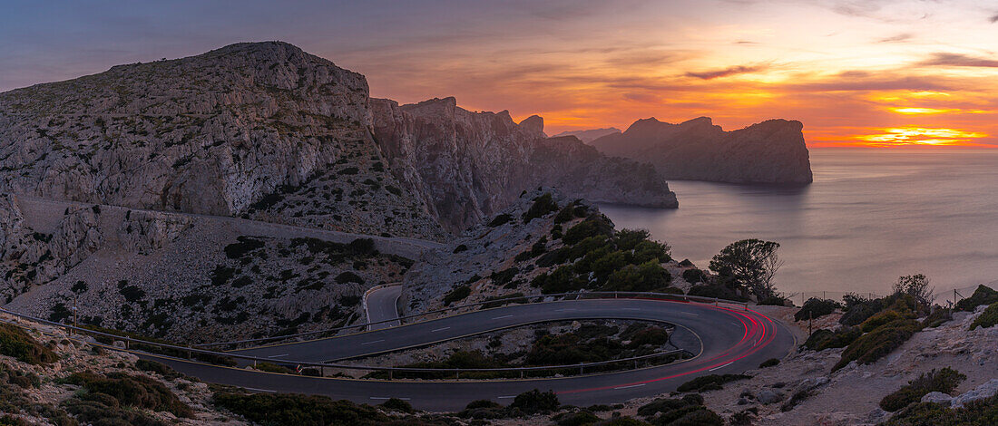 Blick auf den Sonnenuntergang und die Straße zum Cap Formentor, Mallorca, Balearen, Spanien, Mittelmeer, Europa