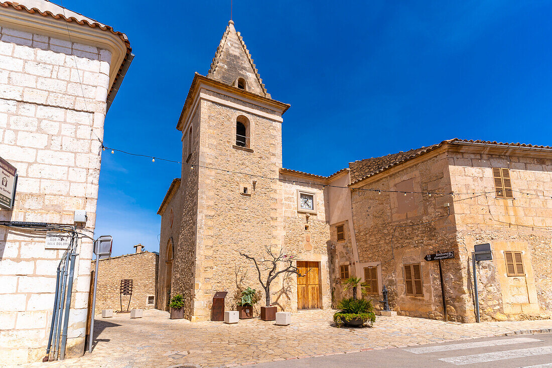 Blick auf die Kirche Santa Anna in der Stadt Moscari, Mallorca, Balearen, Spanien, Mittelmeer, Europa