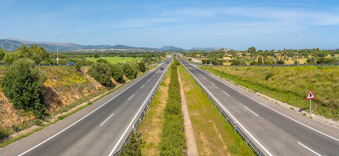 Blick auf Straße und Hügel bei Inca, Mallorca, Balearen, Spanien, Mittelmeer, Europa