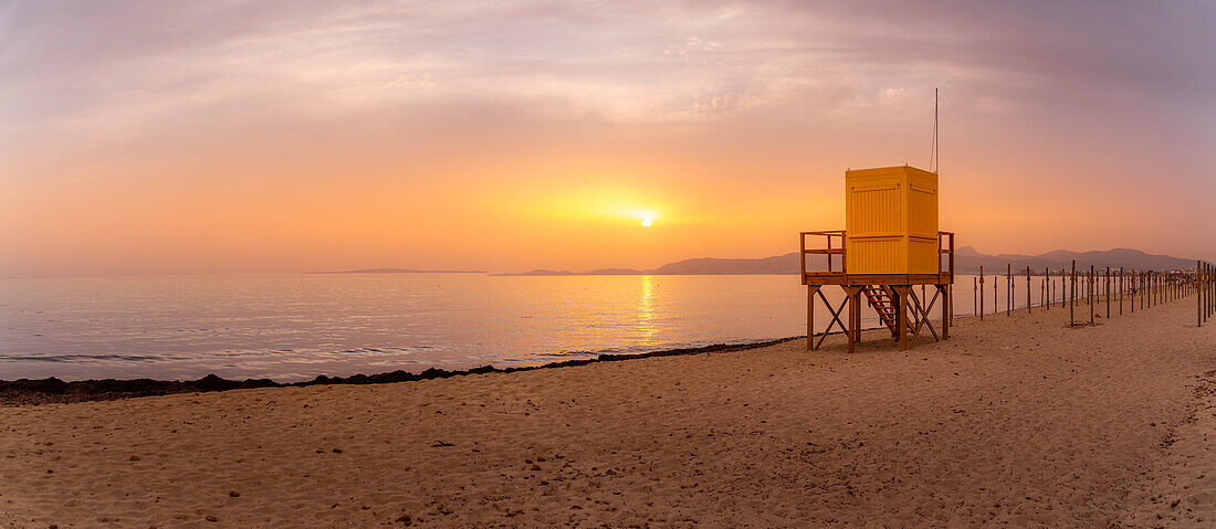 Blick auf Rettungsschwimmer-Wachturm an der Playa de Palma bei Sonnenuntergang, S'Arenal, Palma, Mallorca, Balearen, Spanien, Mittelmeer, Europa