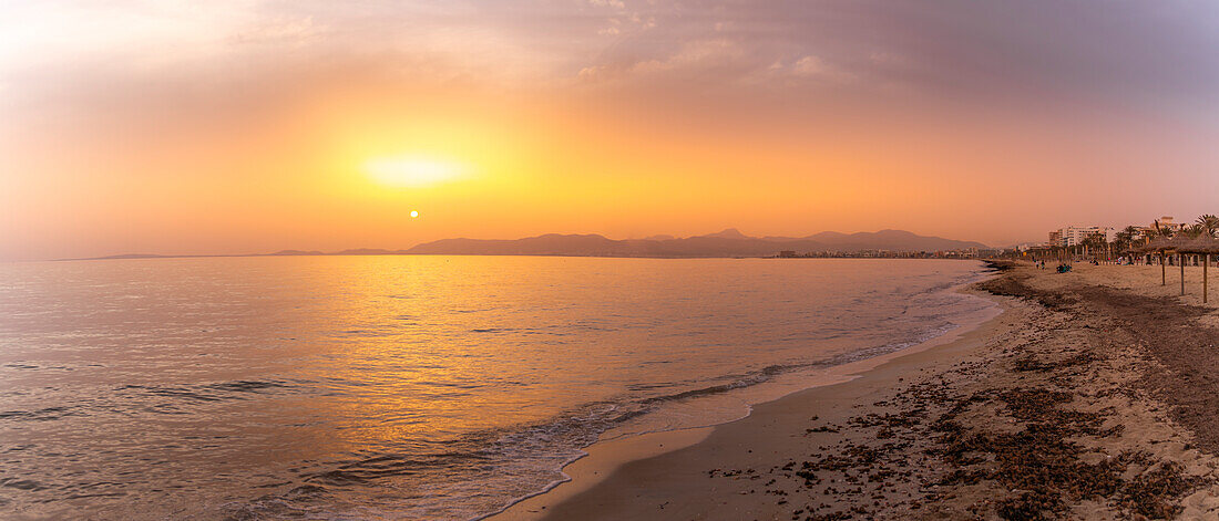 Blick auf den Strand an der Playa de Palma bei Sonnenuntergang, S'Arenal, Palma, Mallorca, Balearen, Spanien, Mittelmeer, Europa