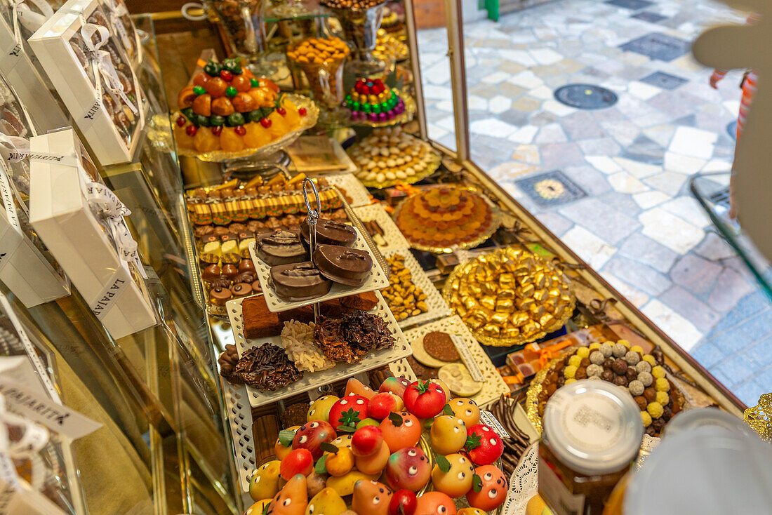 Blick auf Süßwaren und Pralinen im Schaufenster des Schokoladengeschäfts La Pajarita-Bomboneria in Palma, Palma de Mallorca, Mallorca, Balearen, Spanien, Mittelmeer, Europa