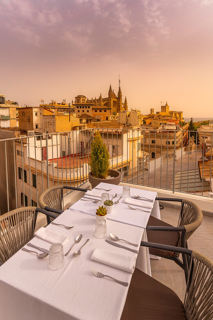 Blick auf die Catedral-BasA?lica de Santa MarA?a de Mallorca und Tisch des Dachrestaurants, Palma de Mallorca, Mallorca, Balearen, Spanien, Mittelmeer, Europa