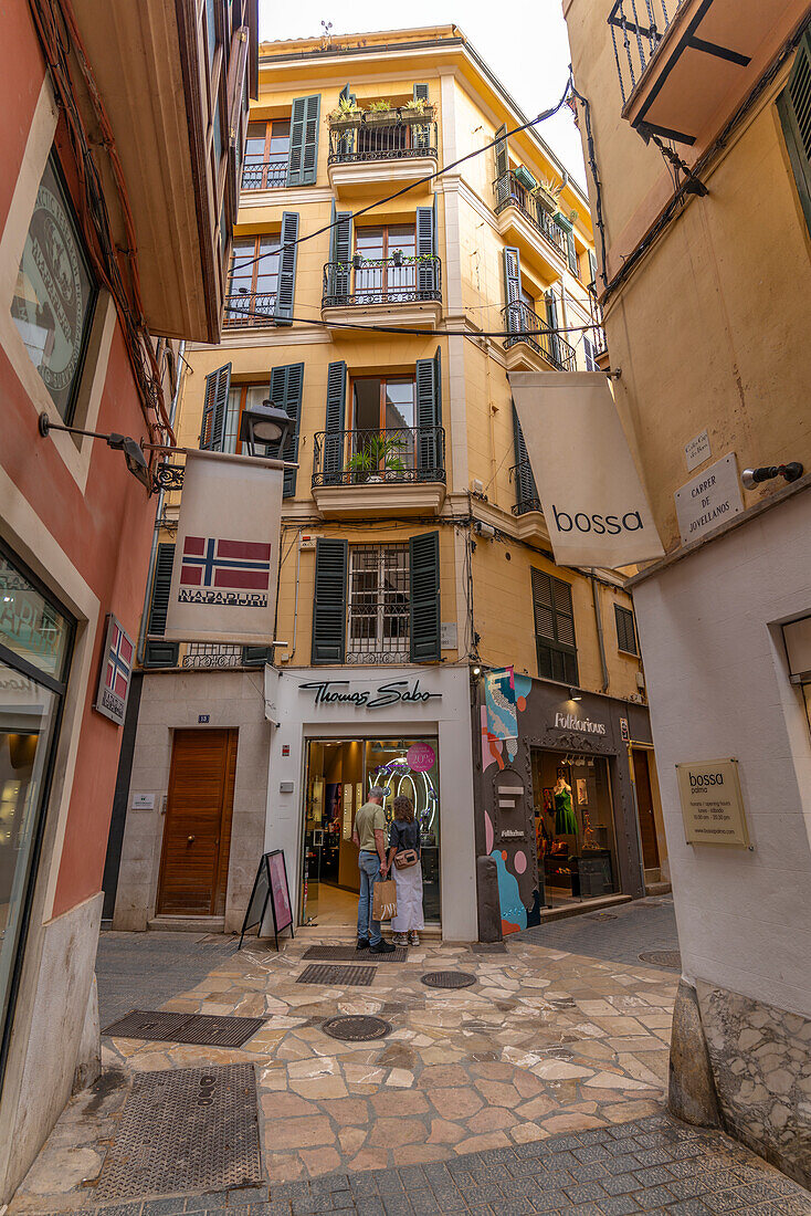 Blick auf Geschäfte und Architektur in Palma, Palma de Mallorca, Mallorca, Balearen, Spanien, Mittelmeer, Europa