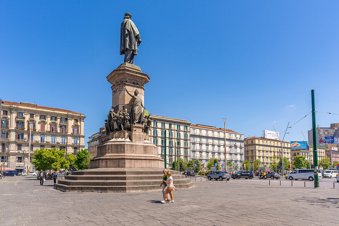 Blick auf die Giuseppe Garibaldi Statue auf der Piazza Garibaldi, Neapel, Kampanien, Italien, Europa