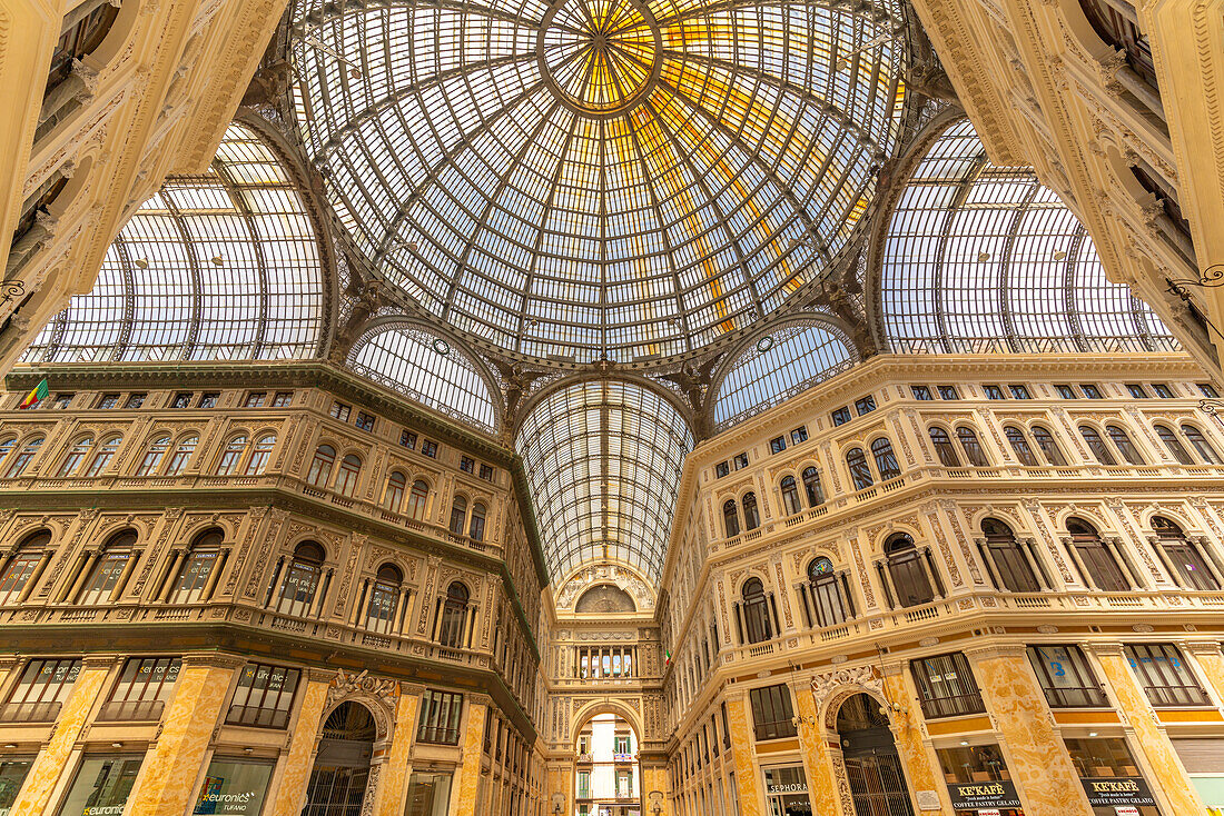 Blick auf das Innere der Galleria Umberto I, historisches Zentrum, UNESCO-Weltkulturerbe, Neapel, Kampanien, Italien, Europa