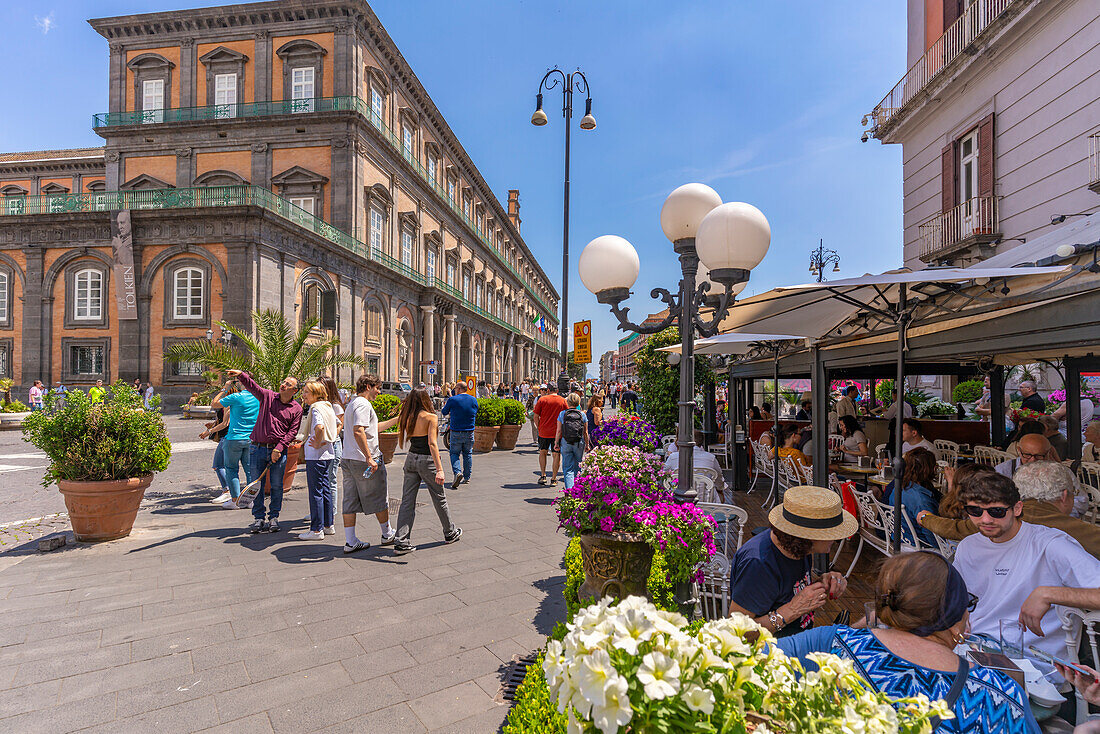 Blick auf ein Café-Restaurant auf der Piazza Trieste, Neapel, Kampanien, Italien, Europa