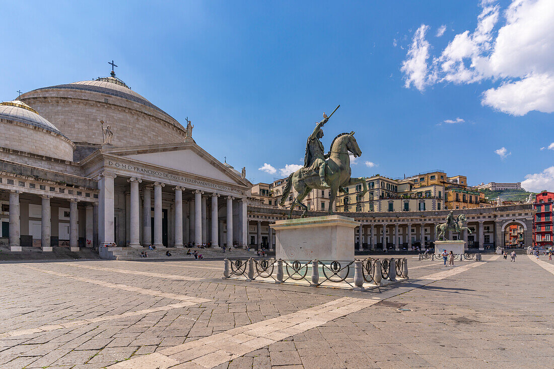 Blick auf die Statue des Ferdinando I. auf der Piazza del Plebiscito, historisches Zentrum, UNESCO-Weltkulturerbe, Neapel, Kampanien, Italien, Europa