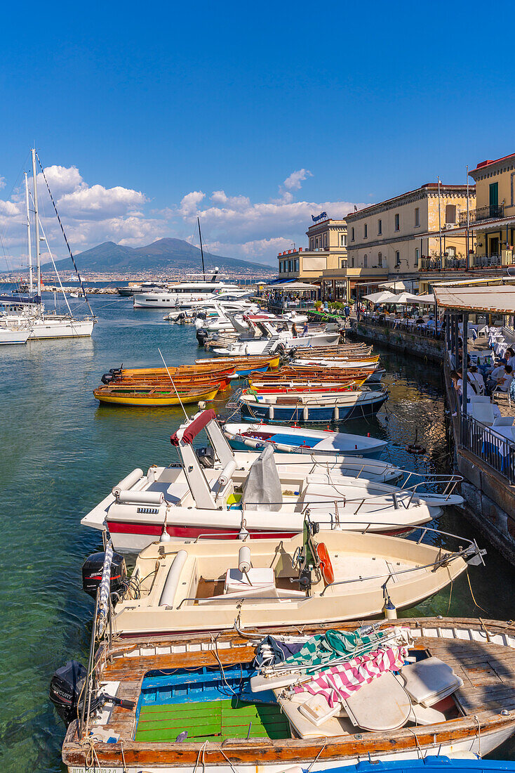 Blick auf Boote im Hafen, Restaurants und den Vesuv von der Burg Ovo aus, Neapel, Kampanien, Italien, Europa