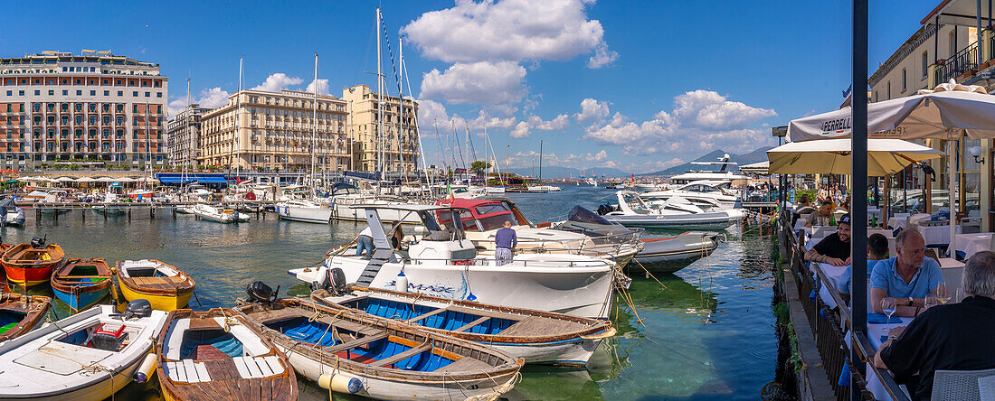 Blick auf Boote im Hafen, Restaurants von der Burg Ovo, Neapel, Kampanien, Italien, Europa