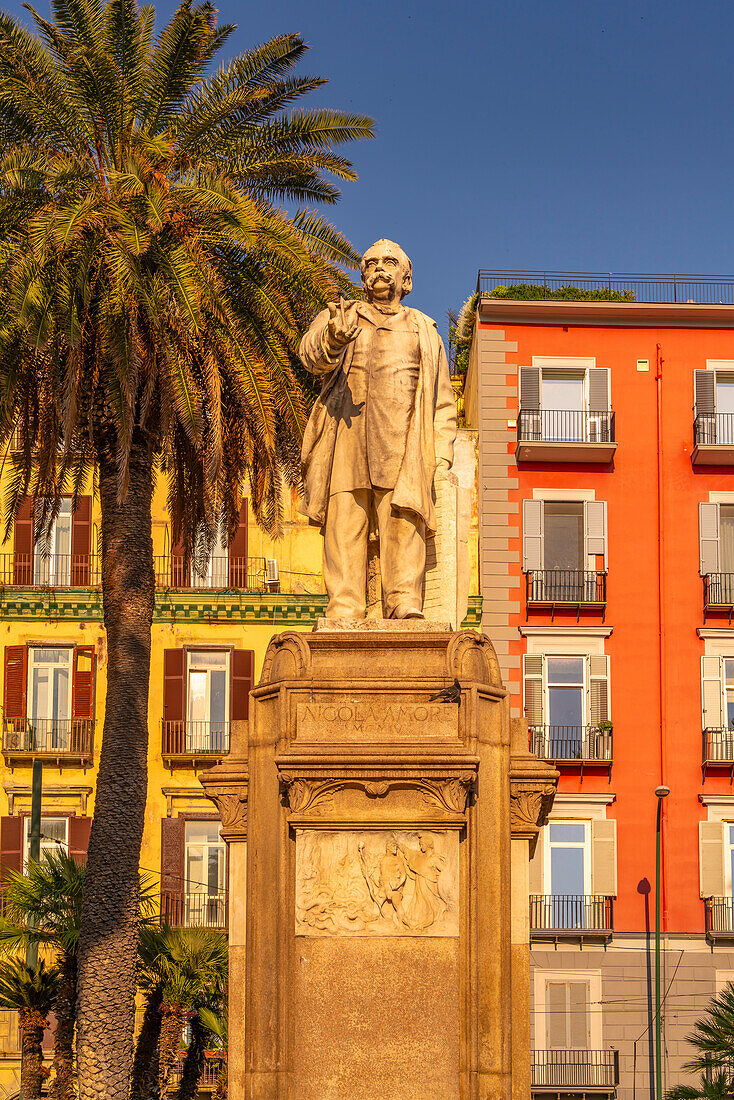 Blick auf die Statue von Nicola Amore und bunte Architektur auf der Piazza della Vittoria, Neapel, Kampanien, Italien, Europa