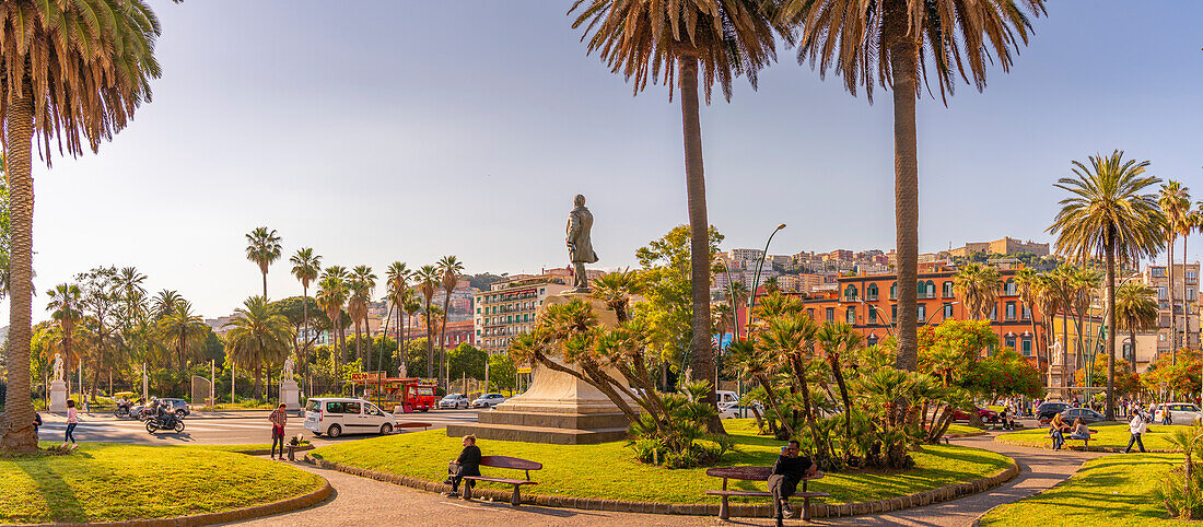 Blick auf die Statue von Giovanni Nicotera und bunte Architektur auf der Piazza della Vittoria, Neapel, Kampanien, Italien, Europa