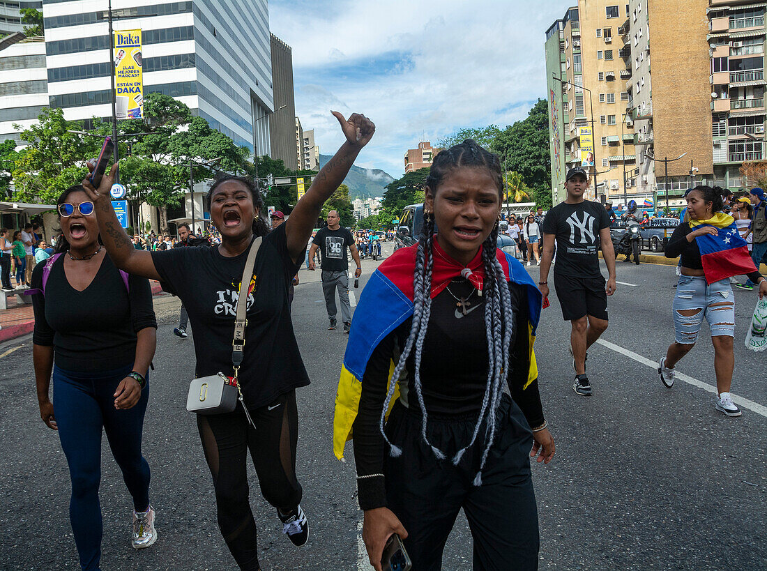 Protest der Bevölkerung Venezuelas gegen die gefälschten Präsidentschaftswahlen, aus denen Nicolas Maduro mit 51 % der Stimmen als Sieger hervorging.