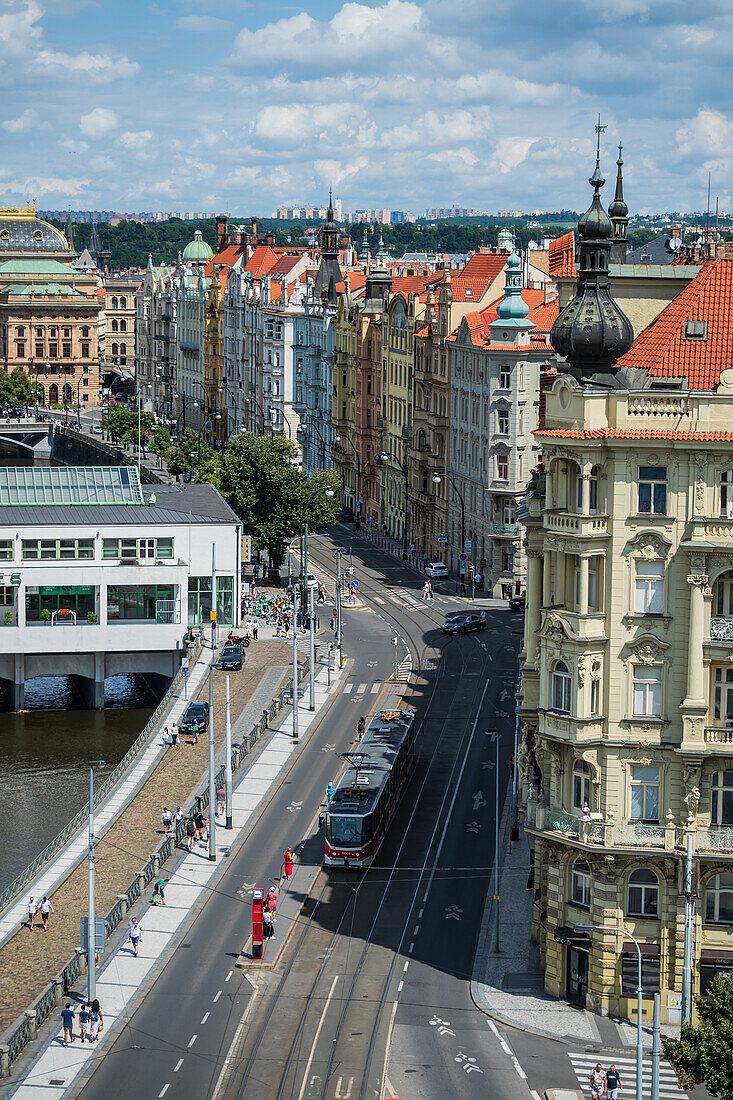 Blick auf die Stadt von der Dachbar des Dancing House oder Ginger and Fred (Tancící dum), dem Spitznamen für das Gebäude der Nationale-Nederlanden auf dem Rašínovo nábreží in Prag, Tschechische Republik