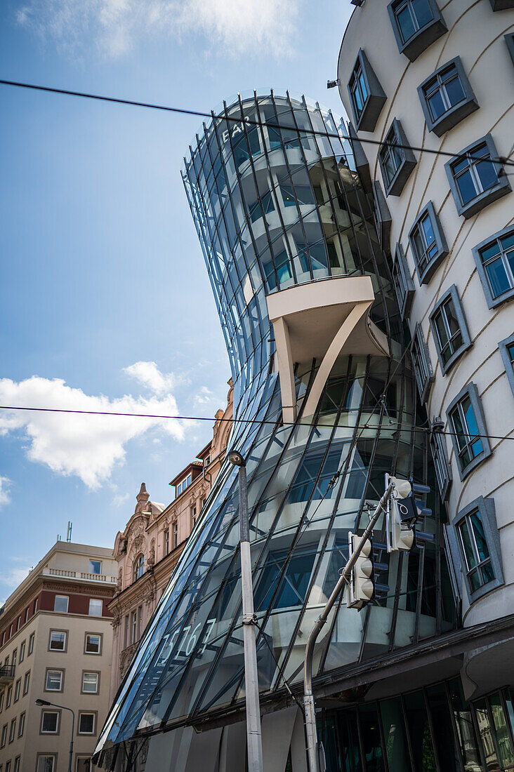 Das Tanzende Haus oder Ginger und Fred (Tancící dum) ist der Spitzname für das Gebäude der Nationale-Nederlanden auf dem Rašínovo nábreží in Prag, Tschechische Republik.