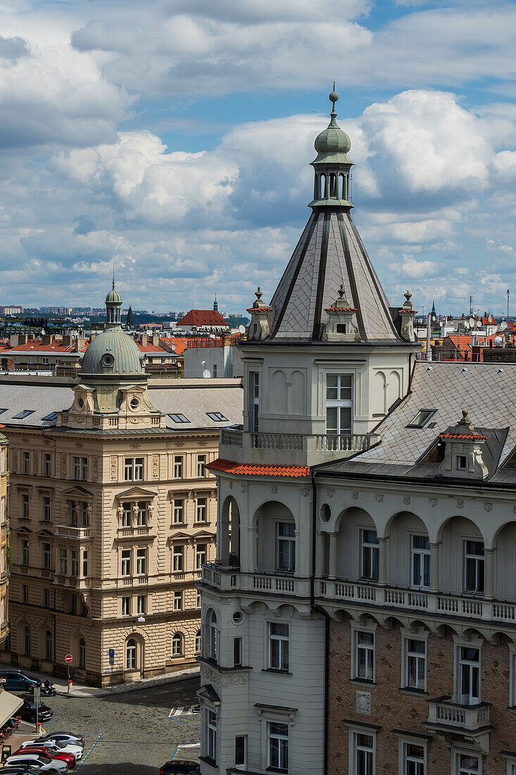 Blick auf die Stadt von der Dachbar des Dancing House oder Ginger and Fred (Tancící dum), dem Spitznamen für das Gebäude der Nationale-Nederlanden auf dem Rašínovo nábreží in Prag, Tschechische Republik