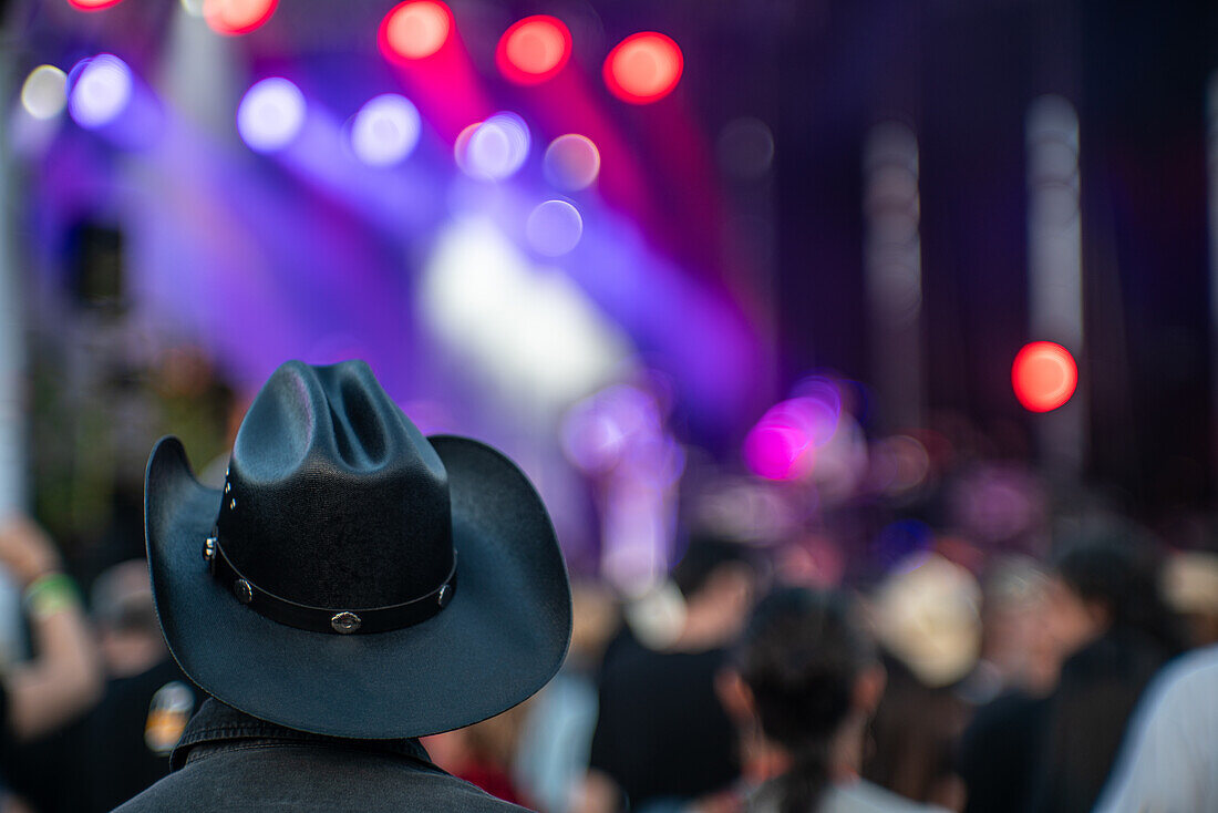 Ein Mann trägt einen schwarzen Cowboyhut auf dem Huercasa Country Festival in Riaza, Segovia, Spanien, 2018.