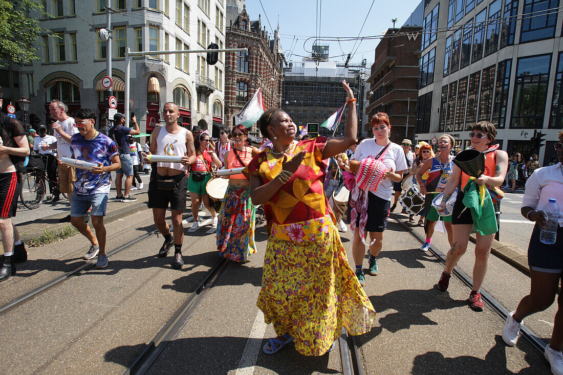 LGBTQ+ Aktivisten und Unterstützer nehmen am 20. Juli 2024 am Pride Walk in Amsterdam, Niederlande, teil. Die LGBTQ+-Gemeinschaft und ihre Unterstützer protestieren, um auf die Tatsache aufmerksam zu machen, dass LGBTQ+-Menschen weltweit diskriminiert und manchmal sogar verhaftet und strafrechtlich verfolgt werden. Nur weil sie so sind, wie sie sind.