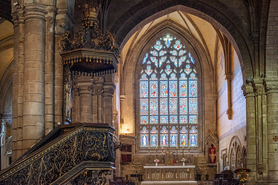 Wunderschöne Innenansicht der Basilika Notre Dame du Roncier in Josselin, Bretagne, Frankreich, mit beeindruckenden Buntglasfenstern und kunstvollen architektonischen Details.