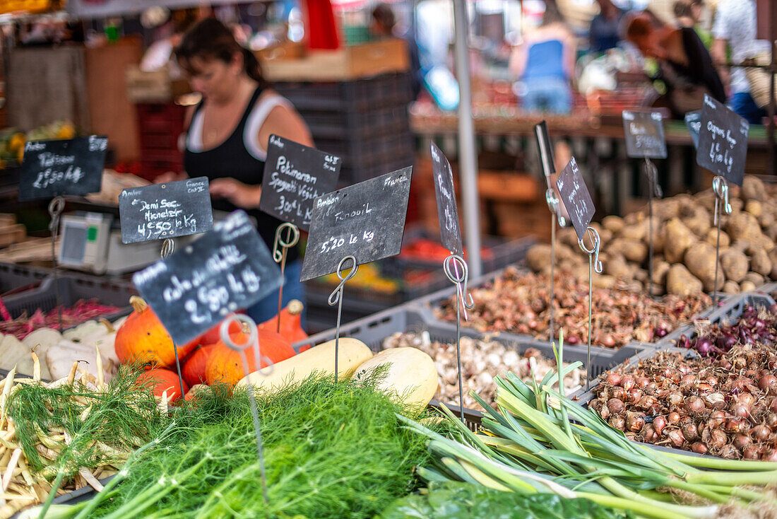 Eine lebhafte Marktszene in Vannes, Bretagne, Frankreich, mit frischen Produkten und lokalen Delikatessen. Ein ideales Bild für Konzepte zu lokaler Kultur, Lebensmittelmärkten und französischem Lebensstil.