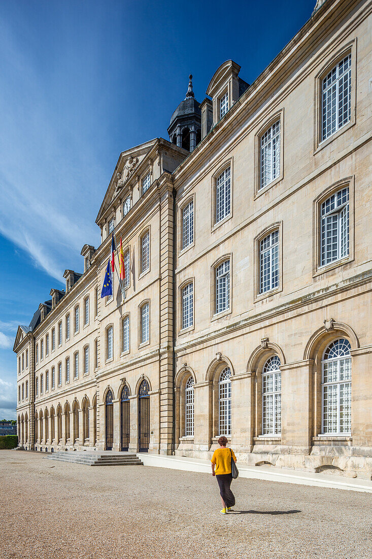 Elegantes Rathausgebäude in Caen, Normandie, Frankreich, mit historischer Architektur an einem sonnigen Tag mit strahlend blauem Himmel.